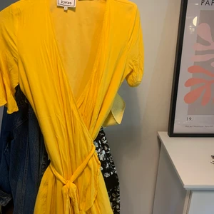 Gul Daisy grace klänning  - Så fin somrig klänning från Daisy Grace! Säljer pga blivit för liten😢 storlek M men passar mindre, sällan använd 🌸❣️ 