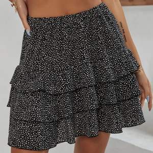 Helt oanvänd kjol från Shein! As fin men beställde fel storlek:/ Storlek M men skulle säga att den passar från S till L. Nypris 99kr. Säljs för 65kr eller bud
