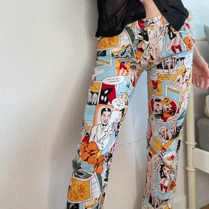 Vintage byxor - Svincoola byxor köpta på humana! Endast använda 2 ggr. Passar någon som är ca 160-170. Sitter som en större xs eller mindre s. Frakt tillkommer