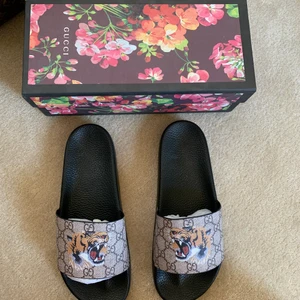Gucci slides - Gucci slides, skick 9/10. Beställda från Gucci 2018. Nästan helt oanvändba.