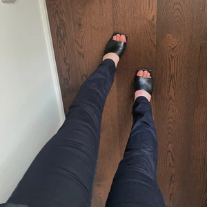 Lee jeans  - Svarta jeans från Lee. Helt oanvända. Superfint skick. Storlek: W26 L33. Frakt tillkommer på 66kr. 