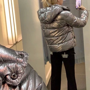 Silver jacka - Silver jacka ifrån Zara , köparen står för frakt                     Skick hyfsat skriv för bilder 