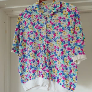 Retroblus - Jättefin retroblus med halvlång ärm och muddar längst ner + vid ärmsluten. Märkt som 38 men känns större. Funkar dock på en 38 också, som lite större🌻