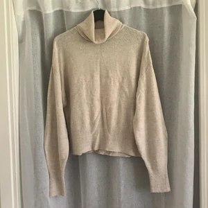 Stickad tröja - Beige stickad tröja, säljs i befintligt skick. 