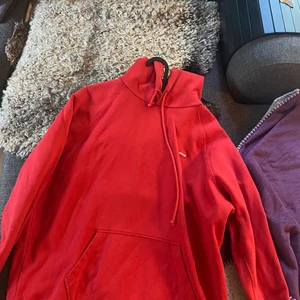 Hopdie, Levis - En hoodie i märket Levis. Den har haft en reva i sig men det är fixat och märks knappt när den är på. Ny pris 900kr