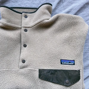 Patagonia synchilla snap fleece  - En synchilla fleece från Patagonia! Vintage men fint skick. Står att det är en M men passar som en L! Pris kan diskuteras, kan mötas i Malmö eller skickas ☁️☁️