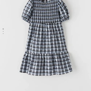 Klänning - Klänning från Zara Barn!! Supersöt och fin till sommarkvällar och funkar även utmärkt att dra en tjocktröja över💕 är i barnstorlek men passar en Xs-s. BUDA