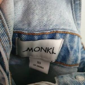 Jeans klänning från monki strl xs - En jeansklänning i knähöjd. Frakt på 48 kr. Finns att hämta upp i Stockholm 