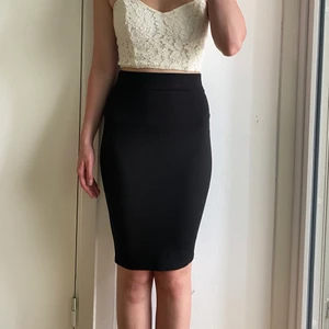 Long svart kjol  - Har köpt från turkiet några år sen, haft på mig bara en gang. Storlek passar för S och XS. Lång, fint och sexig kjol ✨ Topp också till salu. Ser mer bilder på min sida 👉🏼