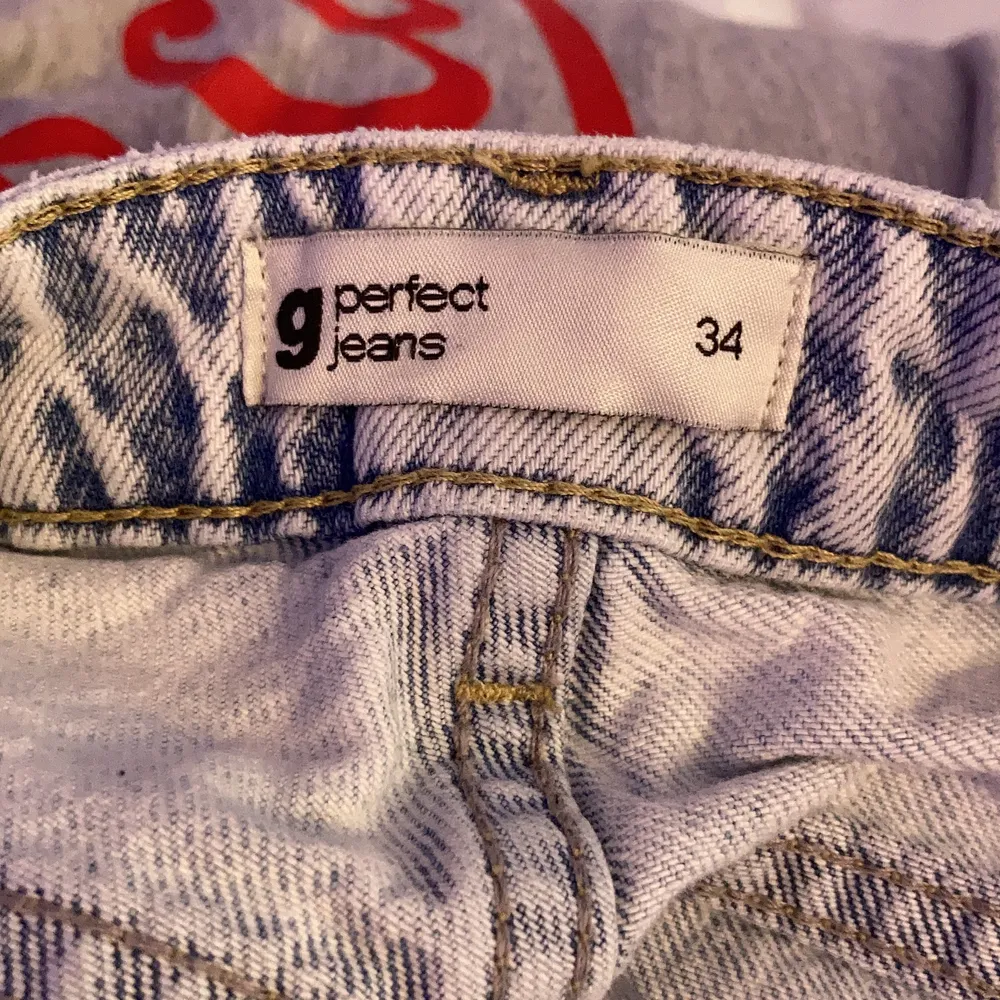 Säljer dessa super fina jeans från Gina💕 nypris 599 om jag inte minns fel, men säljer för 200+frakt(pris kan ändras om jag får en bra dil med köparen)💕 säljer då för att jag inte använder dom💕 är 160💕. Jeans & Byxor.