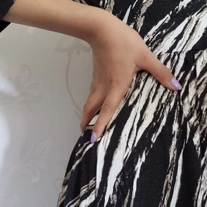 Klänning med mönster stlr xs VILA clothes - En fantastisk klänning som passar med fina smycken och en handväska till. Klänningen är ett par år gammal men har sällan anväbd den. Märket är( VILA clothes)