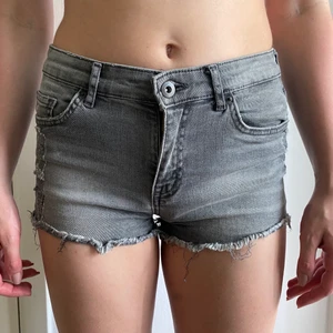 Grå short - Grå short köpt från H&M. Passar bra för S och Xs 