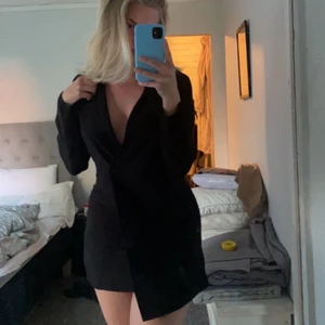 Blazerklänning - Säljer min blazerklänning från h&m, passar en S! Är tyvärr för kort på mig eftersom jag har ganska bred midja! 120kr + frakt! 💕✨