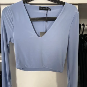 PRETTY LITTLE THING TOP (helt oanvänd) - En av mina beställningar på plt var denna top. Dock var färgen inte för mig. Visar på sista bilden hur färgen såg ut på modellen och tyckte inte den matchade vad jag fick hem. Den är bara testad lappen och påsen den kom med är kvar. Den är strl 10 som motsvarar M. Den kostade ca 117kr hos plt! Väldigt skönt material lite som baddräkts material brukar jag kalla de🤍🤍