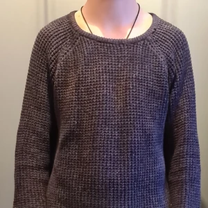 Stickad tjocktröja med armbågslappar - Man ser lite ut som en lärare i den. Robust stickad. Den är hel och ren trots tre olika ägare. Lappen i kragen påstår att den är för "kids" men har används av tjugoåringar lika väl