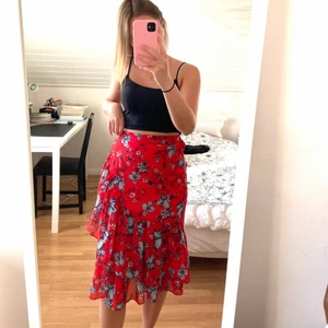 Blommig Volangkjol - En söt blommig volangkjol, storlek S. Använd fåtal gånger! 