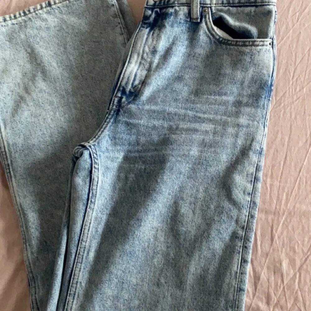 Ett par skit snygga ljus blåa jeans. Säljer pågrund av att de är för små. Pris går att diskutera.. Jeans & Byxor.