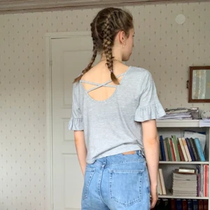 Randig topp med fina detaljer - Säljer denna underbara topp från Miss Selfridge som passar både till fest och till vardags. Så fin passform och jätteskön. Snygga detaljer på ärmar och rygg! I okej skick