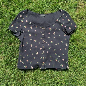 Svart blommig topp - Jättesöt topp som jag köpte på Monki förra året men som inte kommer till användning. Gott skick! Perfekt att ha inför sommaren✨ (Läs min bio)