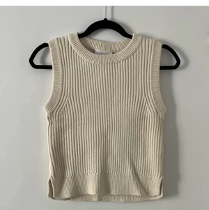 Beige väst från monki i nyskick  - Jättefin väst från monki i nyskick. 