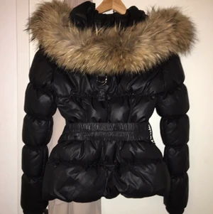 Hollies jacka storlek 36 - Hollies jacka storlek 36 med äkta pälskrage. Använd knappt en halv vinter och i toppskick. Säljer för 1500 kr 🌸