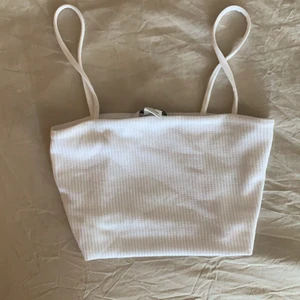 Vitt linne från monki  - Priset är sänkt med 60%! Vanligt basic linne från monki! Det står att de är i storlek xs men skulle mer säga att de är en xxs. Säljer eftersom den är för liten. 🔴köparen står för frakt🔴 det finns även katter i hemmet