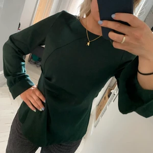 Blus från Zara, mörkgrön - Superfin blus från Zara i fint material. Använd väldigt få gånger. Storlek L, brukar ha S eller M i toppar men denna passar bra.