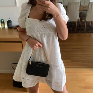 Sommar klänning  -  Säljer min fina oanvända sommarklänning som är slutsålt överallt, Den är storlek 38 men jag har vanligtvis xs-s, jag är en 160 lång. BUDA!!!! ❤️ 