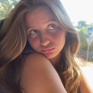 Limiter edition tjej - Säljer denna medelmåttiga tjejen som jag hittade på bussen!! Ca 160 cm lång, skostorlek 36 och brunt tjockt hår😍 buda i kommentarerna 😁