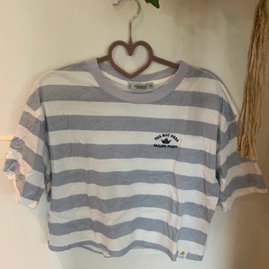 Randig t-shirt - Blå-vitrandig, kort t-shirt från Pull&Bear