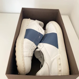 Valentino Open Sneaker - Valentino Open Sneakers Skick - 7/10 Storlek - 43 Pris 2400kr