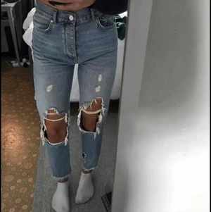 BIKBOK blåa jeans🦋 - Blåa jeans med ”hål” från BIKBOK i strl S. Fina och i bra skick. Säljer för 150kr + frakt☺️