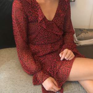 Röd klänning med leopardmönster! Jag är 170 :) Som ny 💘 Säljs ej längre! 