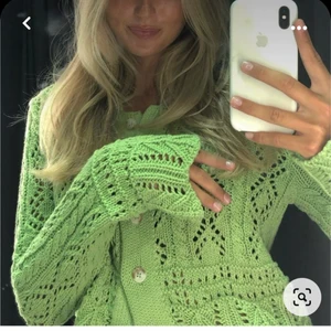 Grön kofta från zara - Populär kofta fråm zara. Andvänd fåtal gånger. 