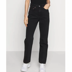 Weekday rowe jeans - Helt oanvända svarta jeans från weekday, helt nya pga köpte fel storlek, storlek 27”30 som motsvarar måtten 69,5 cm midja, 93,5 cm rumpa, 76 cm innerbenslängd, nypris 500kr💗