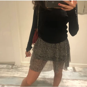 Leopard kjol - Leopard kjol som inte har kommit till användning. Passar från Xs-M. Jättebra skick! Skriv pm vid frågor 💕💕