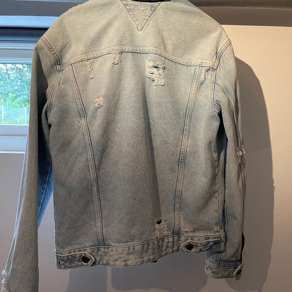 Oversized jeansjacka från Tommy Hilfiger i perfekt skick! Fina slitningar och ljusare partier!✨✨ köparen står för frakten🥰. Jackor.