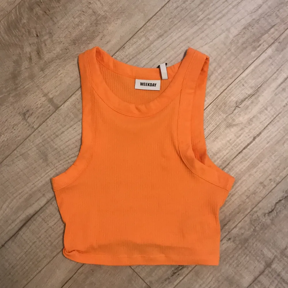Jättefint oranget linne från weekday. Helt ny, trendig och aldrig använd. Säljer då jag råkade köpa två 🧡🧡. Toppar.