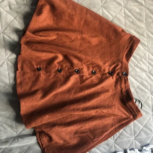 Kjol  - Brun kjol med knappar 