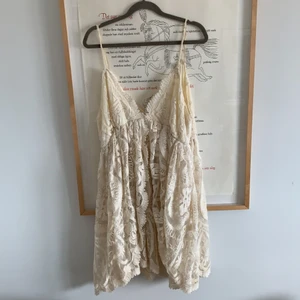 Spetsklänning - Bohemisk Spetsklänning. Nypris: ca. 2000 kr. Är i stel M/L men passar även S.