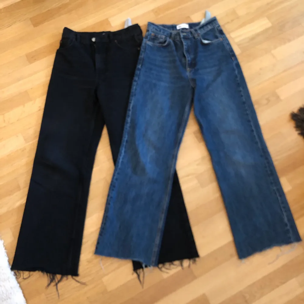 SÄLJER dessa populära Zara Full Length byxor då de blivit för små för mig.  Super poppis och slutsålda överallt. 250kr/styck eller 400kr för båda (inköpta 400kr styck). Storlek 36 och går precis ner till golvet om du är mellan 165-170. Super bra skick. Frakt 60kr, men jag bjuder på halva vid snabb affär. Skriv för fler bilder.. Jeans & Byxor.