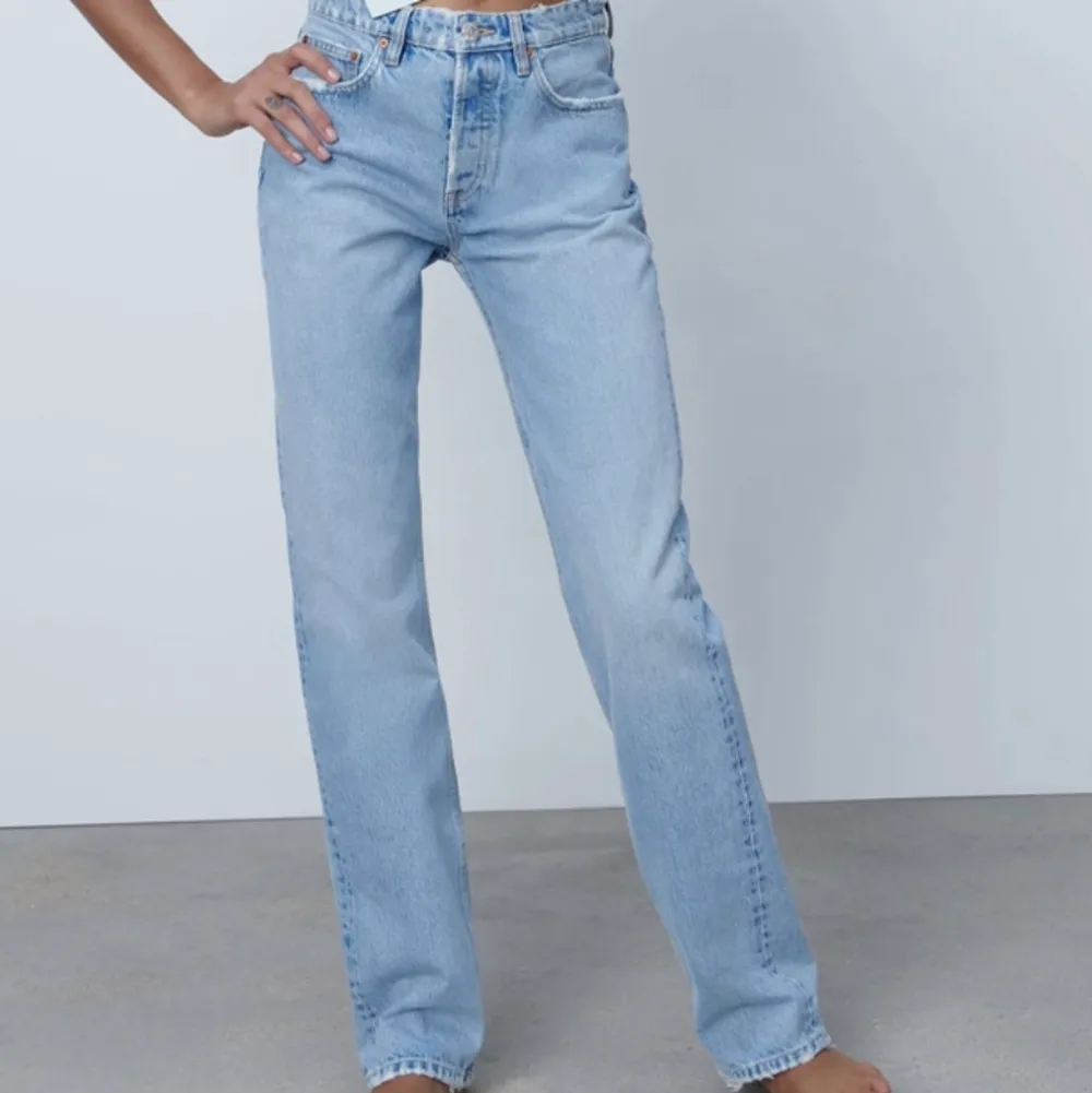 Säljer mina ljusa zara jeans som knappt är använda pga att jag har för många liknande, därav väldigt bra skick! Storlek 34, perfekt längd på mig som är 168cm! Slutsålda i de flesta storlekar på zaras hemsida senast jag kollade☺️💕 KÖP DIREKT FÖR 500 + frakt. Jeans & Byxor.