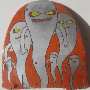 Väg dekoration| "ghostly spirits" - Detta är en konstverk gjort på en trasig skateboard. Istället för att den ligger och skräpar på min lokala skatepark. Så den har blivit återanvänt och är nu en vaker konstverk som är ivrig på att bli upp hängd på någons väg.