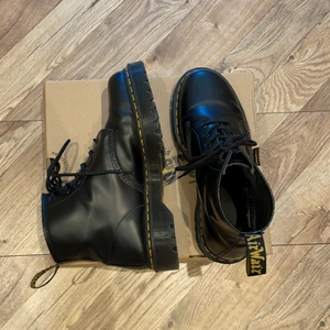 Dr Martens 101 Bex - Boots/skor i läder från dr martens i nyskick, endast använda ett par gånger och ingångna så det inte gör ont när man går. Säljer för att de inte kommer till användning. Strl 43 kan mindre storlekar med inläggssula. Pris kan diskuteras, köpta för 2100kr