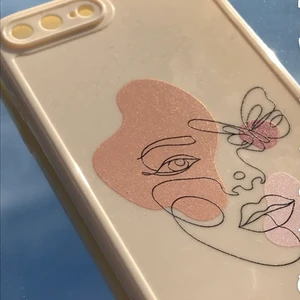 Mobilskal  - Ett mobil skal vet inte vilken modell :/ helt oanvänd färg: beige, orange/peach, rosa, svart. Med 12kr i frakt 