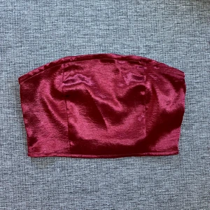 NA-KD top  - Använd top från NA-KD, älskar den men den har tyvärr blivit för liten för mig. Ser fortfarande ut som ny! 