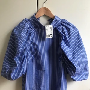 HELT NY H&M BLÅ BLUS TOPP SOMRIG STRL XS - Helt ny med prislapp! Strl xs