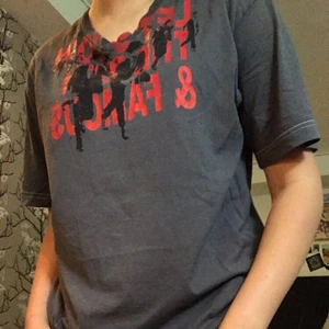 Oversize Tshirt med tryck - Tshirten har bra bredd i ärmarna, man är bekväm i den. Använd, Köparen betalar frakt. 