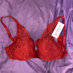Oanvänd röd bh - Aldrig använd! Storlek 80c