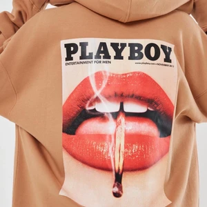 Playboy oversized hoodie - Säljer denna äkta, oversized Playboy x Missguided hoodie då jag har en annan. Använd endast en gång och är helt nytvättad och i mycket bra skick🥰🥰 nypris: 620kr